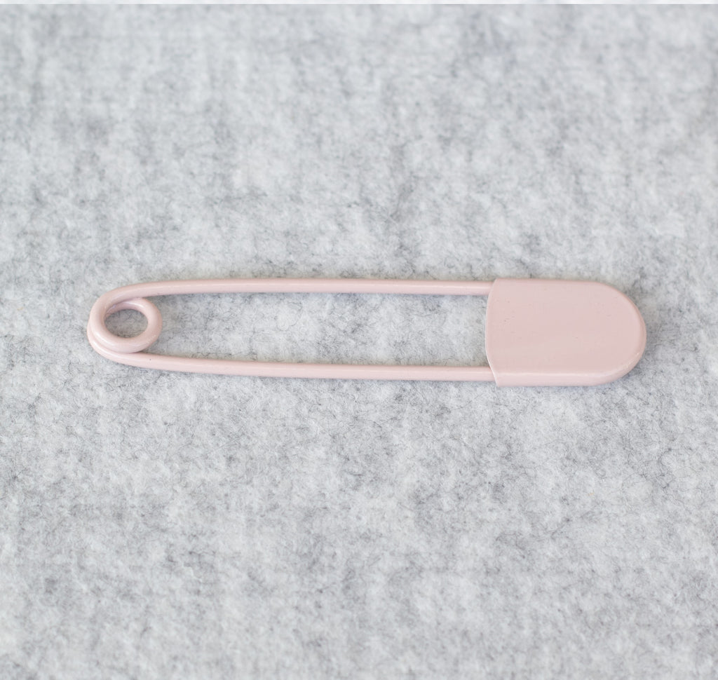Giant safety pin in blushj