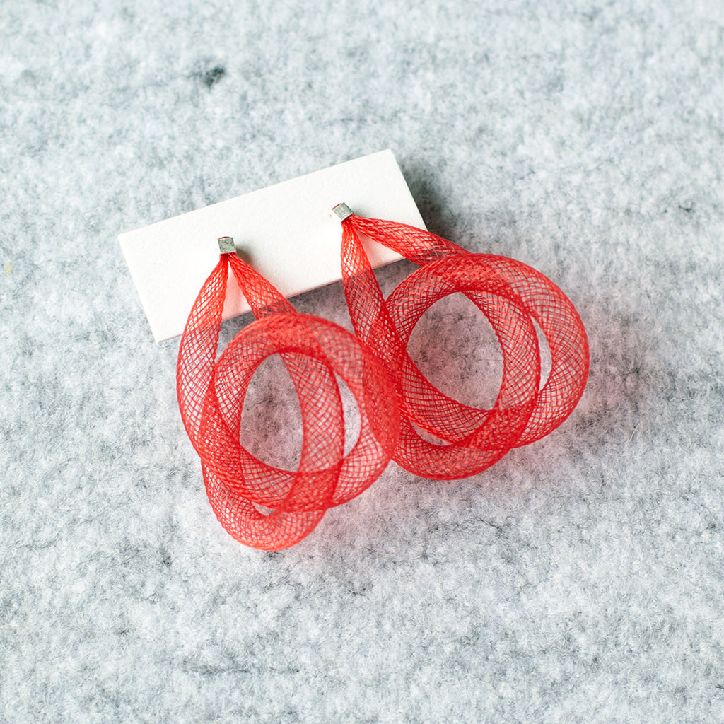 Red single knot shaped mesh earrings