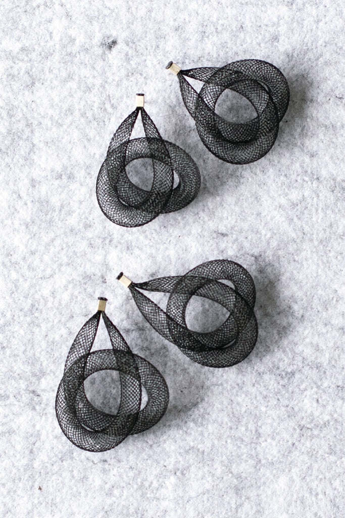 Black single knot shaped mesh earrings