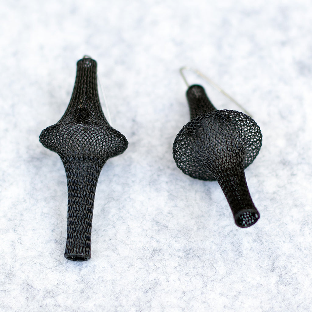 Elongated mesh earrings in Black