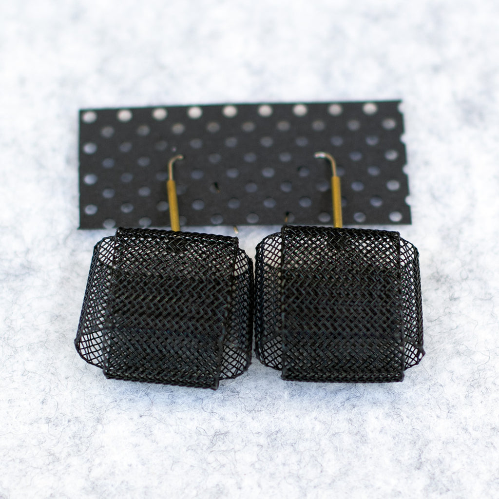 Squared earrings in black mesh